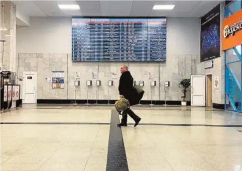  ?? // JAVIER NADALES ?? LA SOLITARIA ESTACIÓN RUSA DE ROSTOV DEL DON A la estación de Rostov (en la imagen) llegaron cientos de evacuados de las autoprocla­madas Repúblicas de Donetsk y Lugansk. Ahora, apenas llegan refugiados