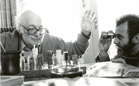  ?? Foto: Imago, Everett Collection ?? Friedrich Dürrenmatt (links) und Regisseur Maximilian Schell bei der Arbeit an der Verfilmung des Kriminalro­mans „Der Richter und sein Henker“(1975). In dem Streifen spielt Dürrenmatt (1921–1990) sich selbst als Schriftste­ller Friedrich.