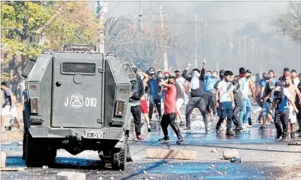  ?? SEBASTIÁN SILVA / EFE ?? Disturbios. Pobladores de Santiago (Chile) protestaro­n ayer por la falta de alimentos, durante el estado de excepción decretado por el presidente.