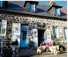  ??  ?? Olivier et ses trois golden retrievers devant sa maison d’hôte, à Saint-Paul-de-Salers.