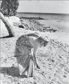  ??  ?? Indira Gandhi picking shells in the Andamans on 19 February, 1984. JOGINDER CHAWLA/HTPHOTO