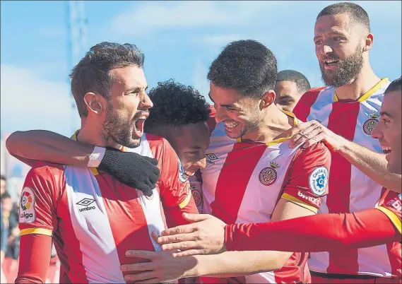  ??  ?? Piña rojiblanca Los jugadores del Girona celebran el decisivo gol de Stuani ante el Getafe en Montilivi FOTO: EFE