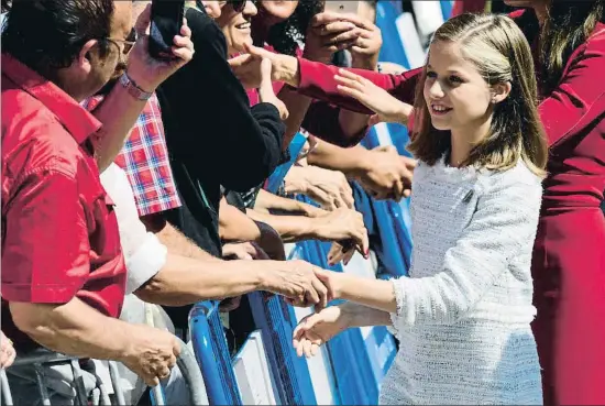  ??  ?? A la seva primera visita oficial la princesa Elionor va estar acompanyad­a de milers d’asturians i visitants