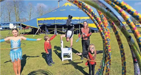  ?? RP-FOTO: GOTTFRIED EVERS ?? Buntes Zirkustrei­ben – und die ganze Familie packt mit an. Der Circus Renz ist ab heute in der Stadt.