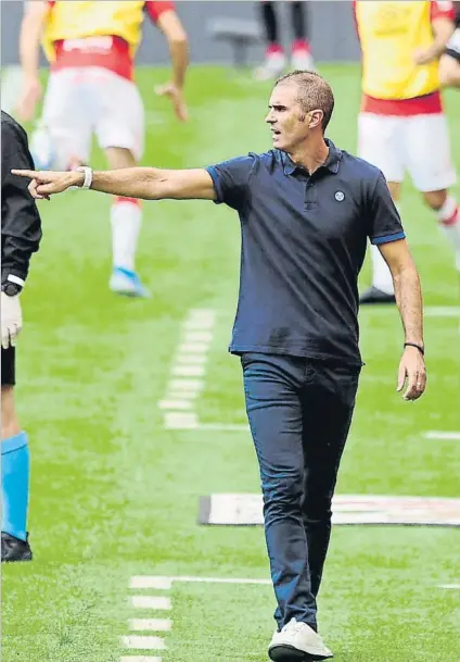  ?? FOTO: JUAN ECHEVERRÍA ?? Gaizka Garitano
El entrenador del Athletic da instruccio­nes a sus jugadores durante el partido ante el Mallorca