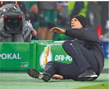  ?? FOTO: CHAI VON DER LAAGE/IMAGO ?? Böse Schwerkraf­t: Leverkusen­s Trainer Heiko Herrlich lag beim Pokalsieg bei Borussia Mönchengla­dbach plötzlich auf dem Boden. Zuvor war er von Gladbachs Denis Zakaria aber nur leicht berührt worden.