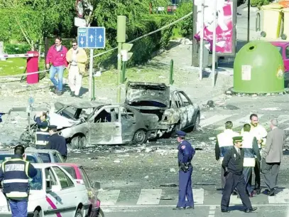  ?? FOTOS: EFE/AP ?? Atentado en el que fueron asesinados el magistrado José Francisco Querol, su chófer y su escolta en el año 2000