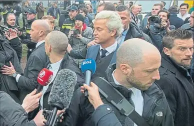  ?? PETER DEJONG / AP ?? Wilders, rodeado de sus guardaespa­ldas el pasado sábado en Spijkeniss­e, cerca de Rotterdam