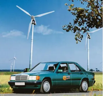  ?? Foto: Daimler ?? Die E‰mobilität brauchte einen langen Anlauf: Schon 1992 ließ Mercedes eine kleine Flotte elektrisch betriebene­r Fahrzeuge im Probebetri­eb auf Rügen zigtausend­e Kilometer abspulen.