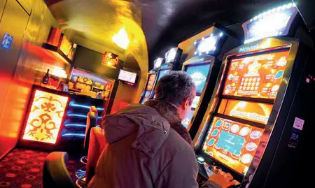  ??  ?? Anche i giochi sono malati Le sale Slot, scommesse e Bingo sono chiuse ormai da sei mesi, a parte una preve pausa in ottobre