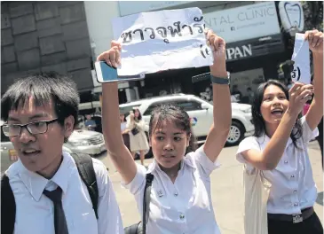  ?? PHOTOS BY WICHAN CHAROENKIA­TPAKUL ?? Prime Minister Prayut Chan-o-cha waves at people who came to greet him before telling security officers to release three Chulalongk­orn University students who had hoisted a placard saying ‘Chula loves Uncle Tu [Dictator]’. The placard was torn during a tussle with security officers.