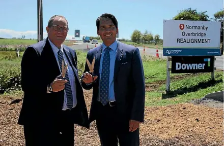  ?? JANE MATTHEWS/FAIRFAX NZ ?? Hon Chester Borrows and Minister of Transport Simon Bridges cut the ribbon to open the road. Transport Minister Simon Bridges