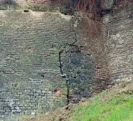  ??  ?? Una grossa crepa percorre tutta l’altezza di un torrione vicino alla Porta di San Giovanni. All’interno della fessura c’è un rilevatore per studiare i movimenti della cinta muraria