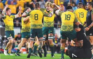  ?? Reuters ?? Australian players celebrate winning the third Bledisloe Cup match against the New Zealand All Blacks at Lang Park in Brisbane yesterday. Australia won 23-18 in the dead rubber.