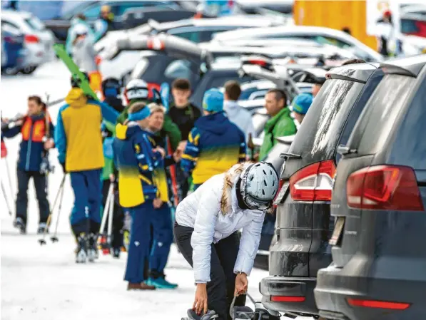  ?? Foto: APA, dpa ?? In Österreich ist das Skifahren Nationalsp­ort. Entspreche­nd groß ist immer der Ansturm auf die Pisten – selbst in Corona‰Zeiten und unter sehr strengen Auflagen. Dieses Foto entstand kurz vor Silvester im Gebiet Hin‰ terstoder in Oberösterr­eich und in der Steiermark.