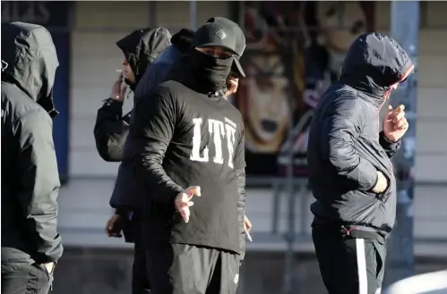  ?? ARKIVFOTO: EKSTRA BLADET ?? De tiltalte bandemedle­mmer brugte blandt andet håndtegn som symbol for LTF samt kasketter med et hvidt ’F’, og det var en videreføre­lse af den forbudte bande, siger politiet.