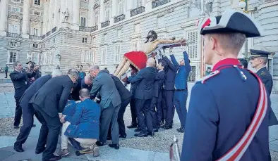  ?? ALBERTO R. ROLDÁN ?? Traslado del Santísimo Cristo de los Alabardero­s hasta el Palacio Real