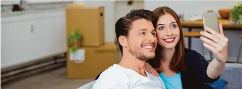  ?? Foto: contrastwe­rkstatt, Fotolia.com ?? Geschafft! Noch schnell ein Selfie und dann ist der Umzug erledigt? Ganz so einfach ist es nicht. Wenn der Partner mit in die Wohnung zieht, muss man dem Vermieter Bescheid geben.