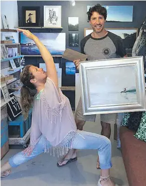 ?? DEANNA LANKIN /FACEBOOK FILES ?? Sophie Gregoire Trudeau and Justin Trudeau pose with a painting they bought from Tofino’s Deanna Lankin.