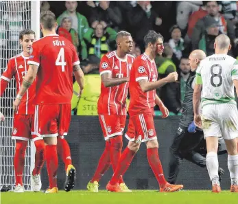  ?? FOTO: DPA ?? Javi Martiíez (2. von re.) bezahlte sein Tor zum 2:1 bei Celtic Glashow mit einem Cut am Auge.