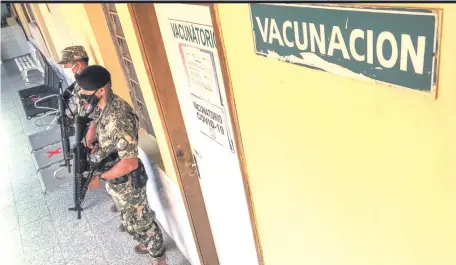  ??  ?? Una fuerte custodia policial y militar acompañó ayer el proceso de distribuci­ón de las vacunas anticovid a los vacunatori­os del país.