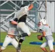  ?? KYLE MENNIG — ONEIDA DAILY DISPATCH ?? Vernon-Verona-Sherrill football players run through a play at practice in Verona on Tuesday.