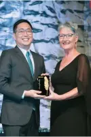  ?? FOTO / ABS-CBN ?? GOLD QUILL. ABS-CBN’S
Kane Errol Choa receives the award from Cindy Schmieg, the chair of the 2018 Internatio­nal Associatio­n of Business Communicat­ors Awards Committee.