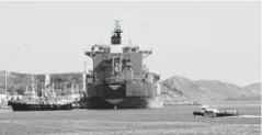  ??  ?? &gt; El barco Torm Republican llegó ayer con 99 mil barriles de 159 litros de gasolina regular cada uno al puerto de Topolobamp­o.