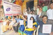  ?? BACHCHAN KUMAR ?? Teaching and non-teaching of Mon Ami High School, Turbhe, on strike outside the schools on Thursday.
■