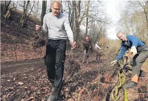  ?? FOTO: UWE MISERIUS ?? Sönke Geske (l.) und Martin Denecke bei der aktiven Naturschut­zarbeit am Wochenende an der „Wupperschl­eife“.