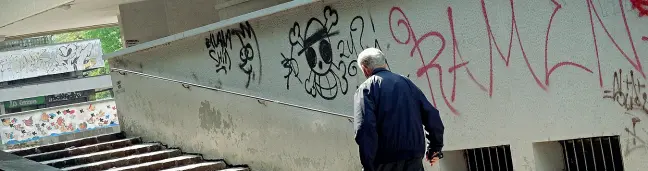  ?? (foto Corner/LaPresse) ?? Torri bianche Graffiti e degrado nei palazzi popolari del Gratosogli­o: la zona sarà interessat­a da alcuni interventi di riqualific­azione all’interno del «Piano quartieri» della giunta Sala