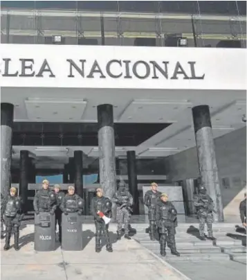  ?? ?? La Policía monta guardia frente a la Asamblea Nacional en Quito // AFP