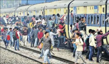  ?? HT PHOTO ?? ■ Youngsters struggling to board a train at the Karnal railway station on Saturday.