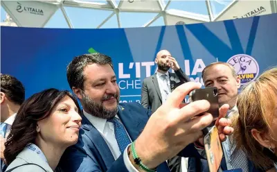  ?? (Imagoecono­mica) ?? A Roma
Il segretario della Lega Matteo Salvini, 49 anni, scatta selfie con alcuni militanti al termine della kermesse «È l’Italia che vogliamo»