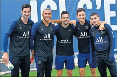  ??  ?? Sergio Rico, Keylor Navas, Pablo Sarabia, Ander Herrera y Marco Verrati, en la ciudad deportiva del PSG.