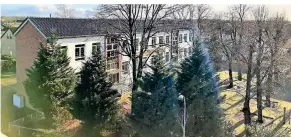  ?? FOTO: NIK ?? Ein paar Bäume werden weichen müssen, damit der Anbau an den Altbau der St.-Georg-Schule realisiert werden kann.