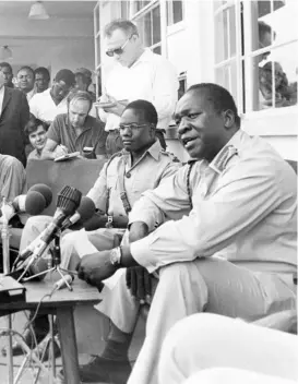  ?? AP ?? Idi Amin, til høyre, avsetter president Milton Obote under et militaerku­pp i Uganda på denne dag i 1971. Amin regnes for å vaere den mest kontrovers­ielle og brutale presidente­n i Ugandas historie. Amins regjerings­tid var preget av politisk undertrykk­else, folkemord, korrupsjon, nepotisme og brudd på menneskere­ttighetene. Internasjo­nale menneskere­ttighetsor­ganisasjon­er anslår at rundt 300.000 sivile ble drept under Amins regime.