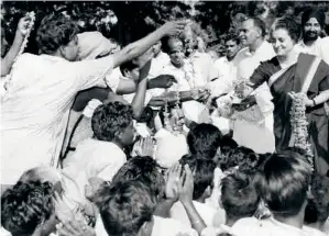  ?? ?? HUNDREDS OF RICKSHAW PULLERS congratula­te Prime Minister Indira Gandhi on the nationalis­ation of banks, in New Delhi on July 22, 1969.