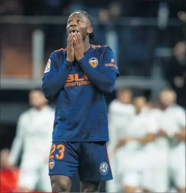  ??  ?? LAMENTOS. Batshuayi se lamenta tras fallar un gol ante Courtois.