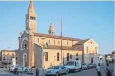  ??  ?? Die Leutkirche­r Stadtfarbe­n sind sogar an der Kirche in der Callino-Treporti sichtbar.