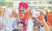  ?? PARDEEP PANDIT/HT ?? Winner Hardev Singh Ladi Sherowalia celebratin­g with supporters in Shahkot on Thursday.