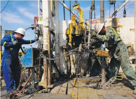  ?? SCOTT ROBERT COLLINS ?? Workers for Gastem Inc., a Quebec-based oil and gas company, test drilling for natural gas outside of the St.-Francois-du-Lac community. The outlook is seen as improving for Canadian natural gas as pipeline repairs are nearly done and producers are...