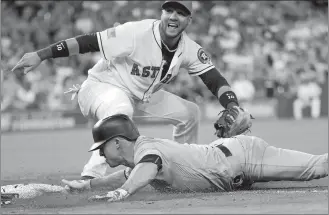  ?? DAVID J. PHILLIP/AP PHOTO ?? Brett Gardner of the Yankees, right, is tagged out by Astros first baseman Yuli Gurriel after hitting a single and overrunnin­g the base to end Saturday’s game at Houston.