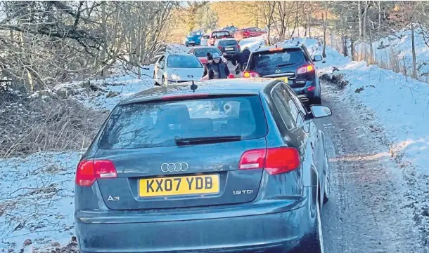  ??  ?? GRIDLOCK: The approach road to Falkland Hill became blocked at the weekend after dozens of motorists flocked to the area.