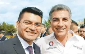  ?? ESPECIAL ?? Alejandro Martínez, hermano de El Toñín, con el gobernador Tony Gali.