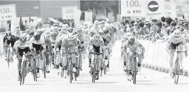  ?? — Gambar Bernama ?? SENGIT: Minali (kanan) memecut laju menuju ke garisan penamat pada siri Jelajah Le Tour de Langkawi 2018 peringkat keempat dari Dungun ke Pekan sejauh 183.8 kilometer di Pekan semalam.