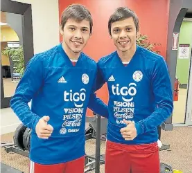  ??  ?? Oscar y Angel Romero. Con los colores de la selección de Paraguay.