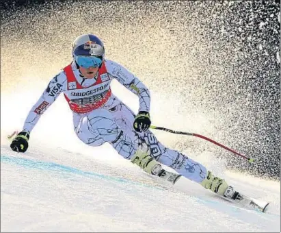  ?? KARL-JOSEF HILDENBRAN­D / EFE ?? Lindsey Vonn, en acción durante la prueba celebrada en Garmisch-Partenkirc­hen