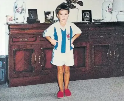  ??  ?? Tres imágenes de la infancia de Prieto. Arriba, con unos cinco años ya vestido de la Real. Abajo, con año y pico, comiendo gusanitos con su primera Eli y con sus colegas en el Txofre