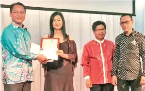  ??  ?? DR
Chong Vui Hiong (dua kiri) menyampaik­an Anugerah Pengurusan PIBG Terbaik kepada Ismail, diperhatik­an Raisin dan Haji Md Yusof (YDP PIBG SMK Labuan) (kanan).